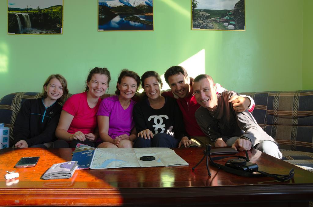Gaya'S Guest House Harhorin Bagian luar foto
